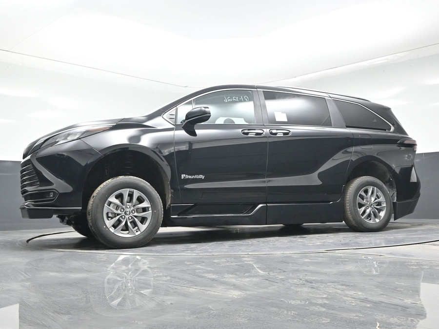 Black Toyota Sienna image number 19