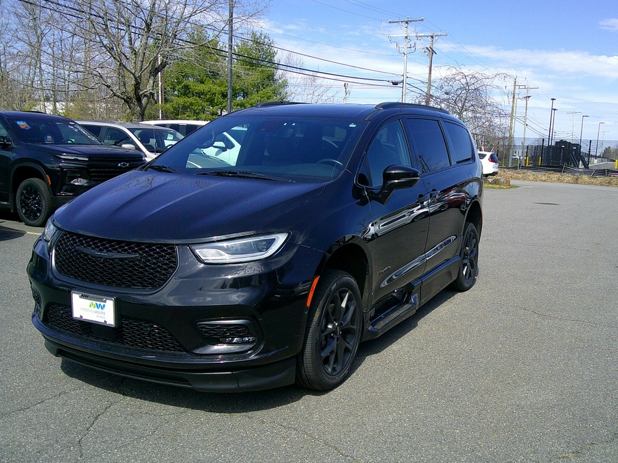 Black Chrysler Pacifica image number 4