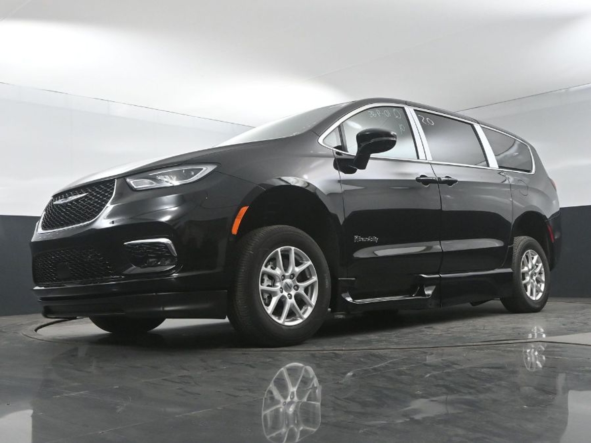 Black Chrysler Pacifica image number 19