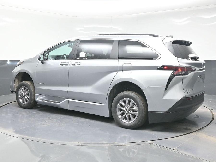 New 2025 Toyota Sienna Hybrid XLE Plus - BraunAbility Side Entry Entry Fold Out Automatic Ramp