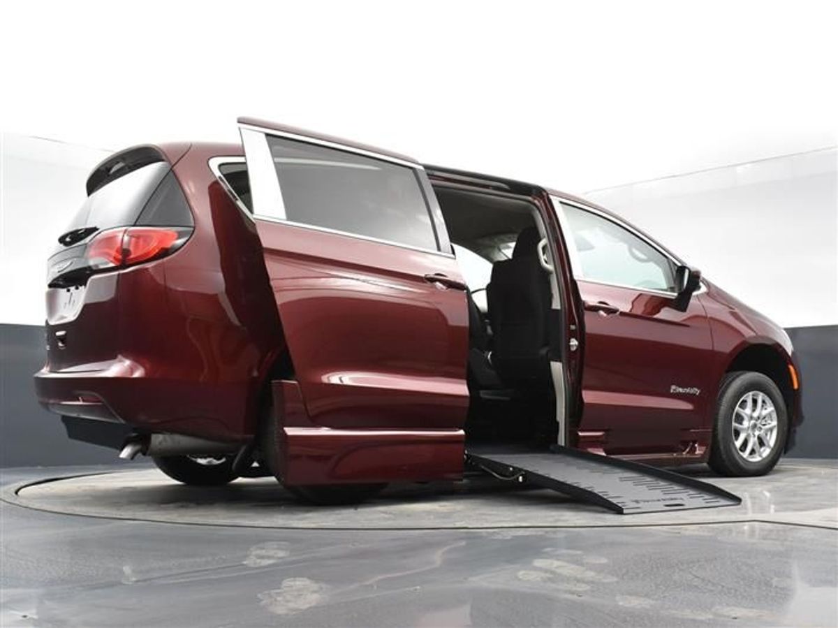 2023 CHRYSLER VOYAGER - Image 2