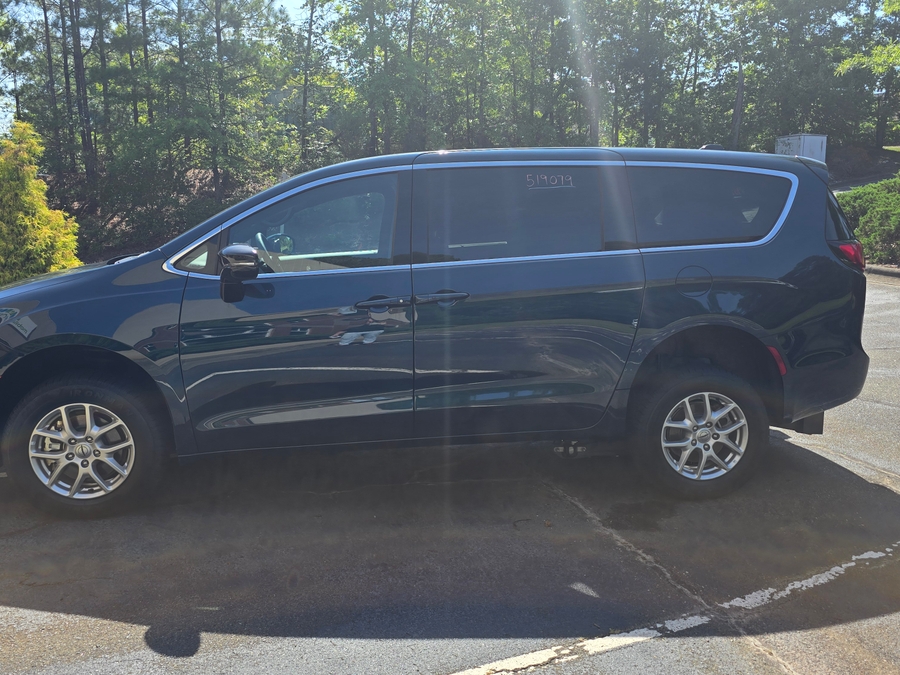 Blue Chrysler Pacifica image number 3