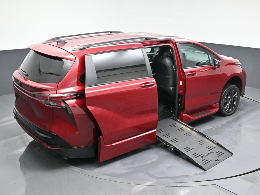 New 2025 Toyota Sienna Hybrid XSE Sport - BraunAbility Side Entry Entry Fold Out Automatic Ramp