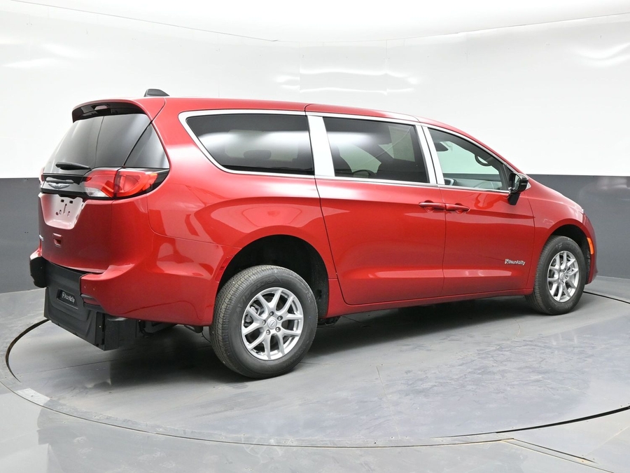 Red Chrysler Voyager image number 6