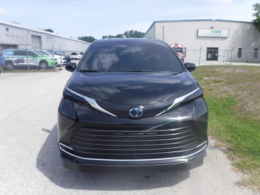 Black Toyota Sienna image number 2