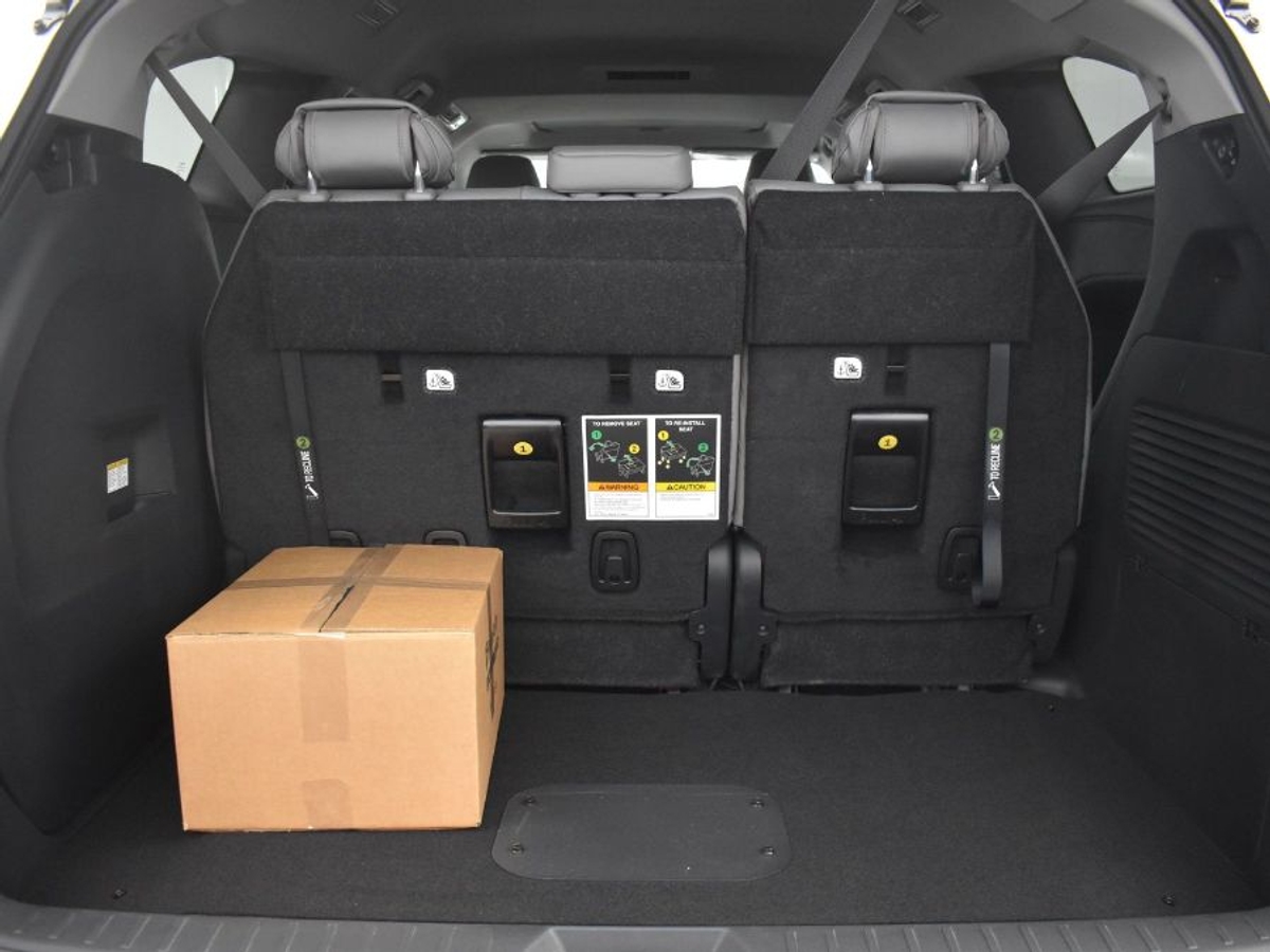White Toyota Sienna image number 13