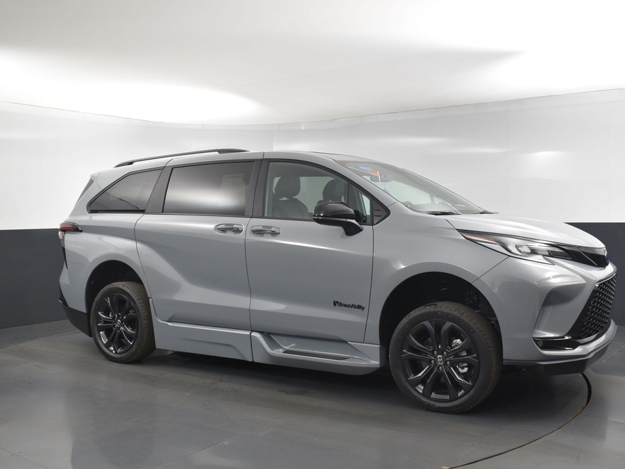 New 2025 Toyota Sienna Hybrid XSE Sport - BraunAbility Side Entry Entry Fold Out Automatic Ramp