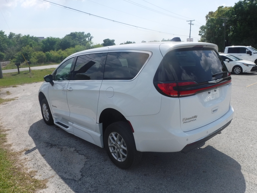 White Chrysler Pacifica image number 5