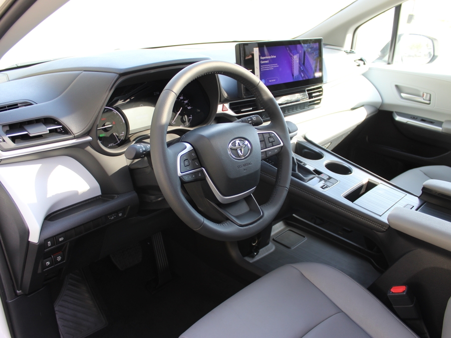 White Toyota Sienna image number 15