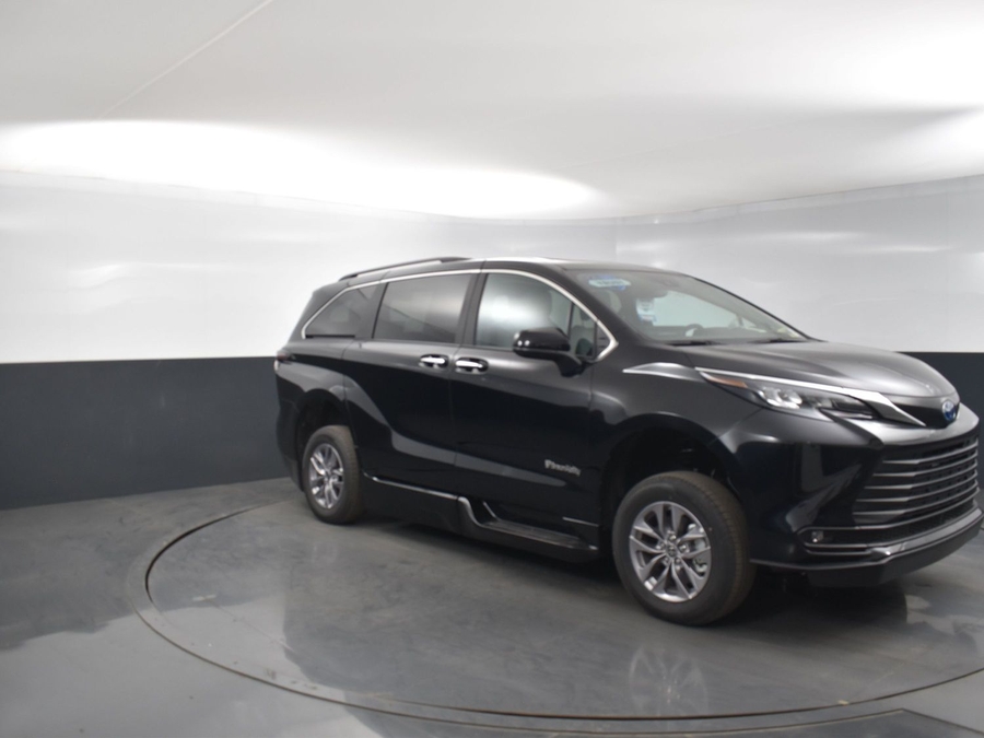 New 2025 Toyota Sienna Hybrid XLE Plus - BraunAbility Side Entry Entry Fold Out Automatic Ramp