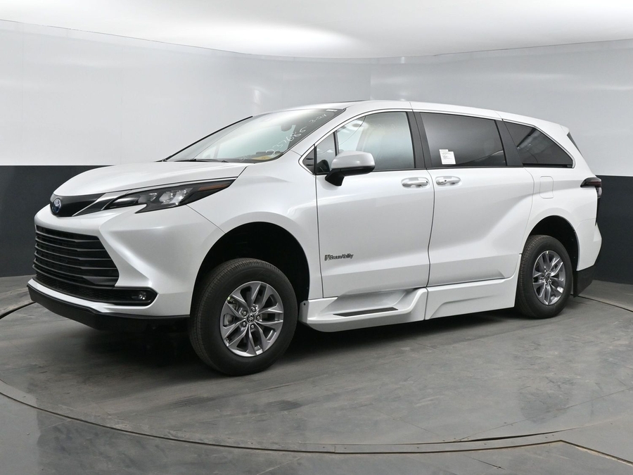 New 2025 Toyota Sienna Hybrid XLE Base - BraunAbility Side Entry Entry Fold Out Automatic Ramp