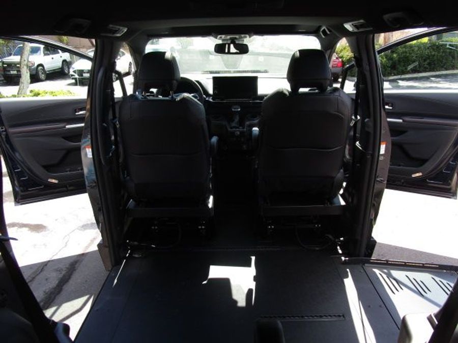 New 2025 Toyota Sienna Hybrid XSE Sport - BraunAbility Side Entry Entry Fold Out Automatic Ramp
