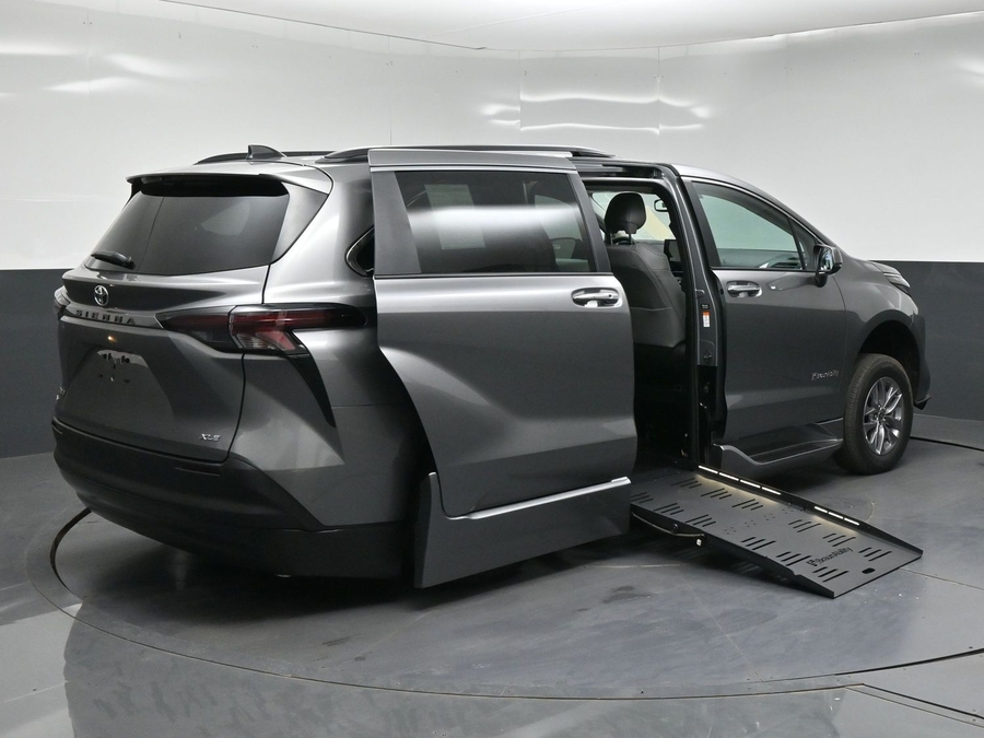 New 2026 Toyota Sienna Hybrid XLE Base - BraunAbility Side Entry Fold Out Automatic Ramp