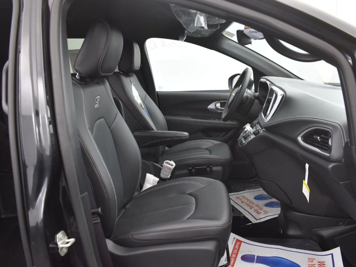 Black Chrysler Pacifica image number 1
