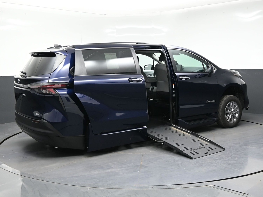 New 2026 Toyota Sienna Hybrid XLE Base - BraunAbility Side Entry Fold Out Automatic Ramp