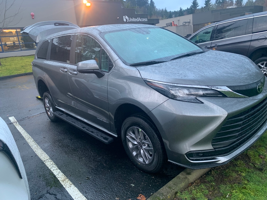 New 2026 Toyota Sienna Hybrid LE - Vantage Mobility Rear Entry Entry Fold Out Manual Ramp