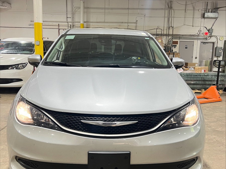 Silver Chrysler Voyager image number 9