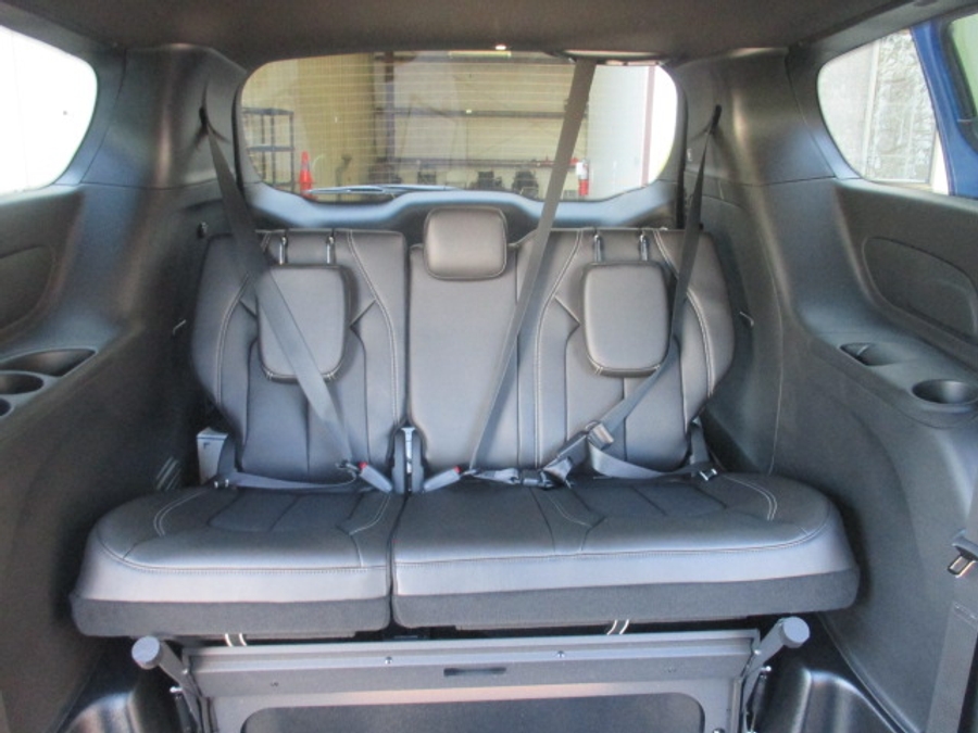 Blue Chrysler Pacifica image number 10