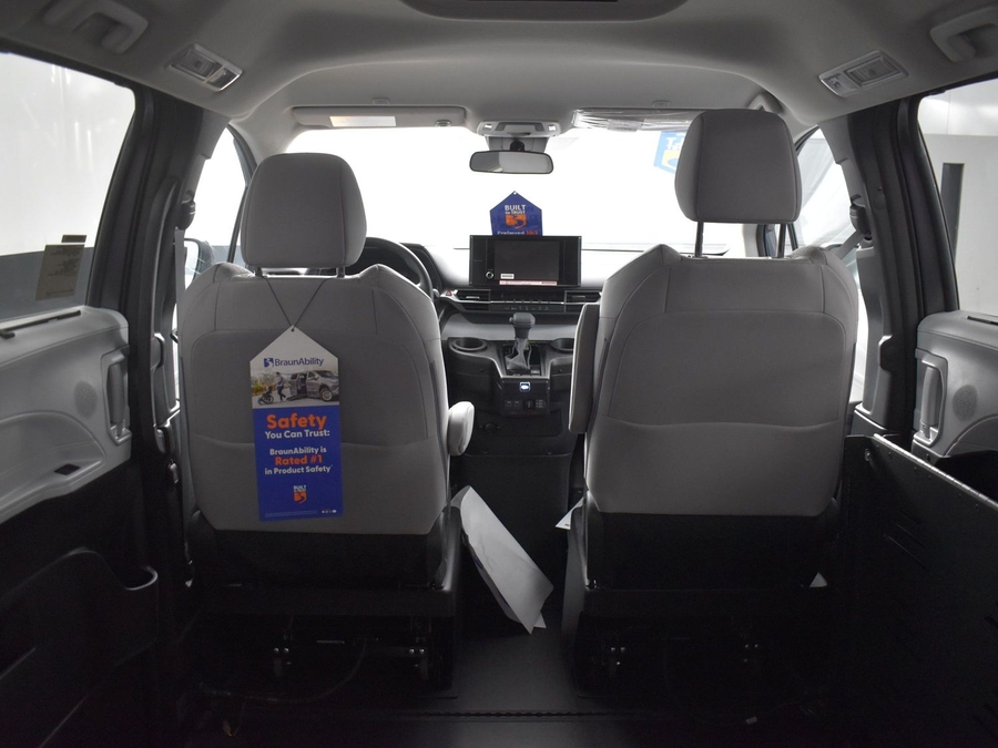 New 2025 Toyota Sienna Hybrid LE - BraunAbility Side Entry Entry Fold Out Automatic Ramp