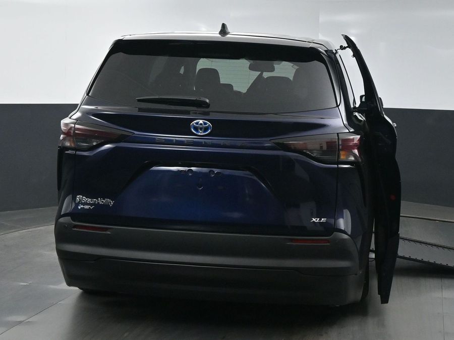 New 2025 Toyota Sienna Hybrid XLE Base - BraunAbility Side Entry Entry In Floor Automatic Ramp
