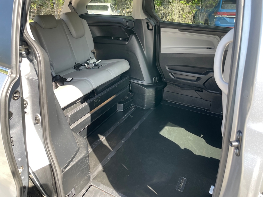 Silver Honda Odyssey image number 13