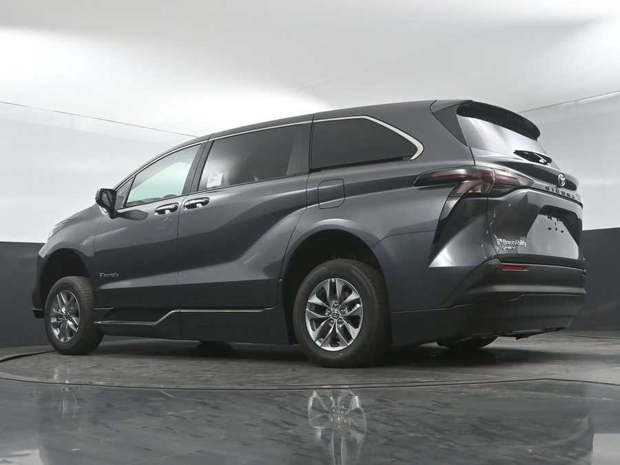 New 2025 Toyota Sienna Hybrid XLE Base - BraunAbility Side Entry Entry Fold Out Automatic Ramp