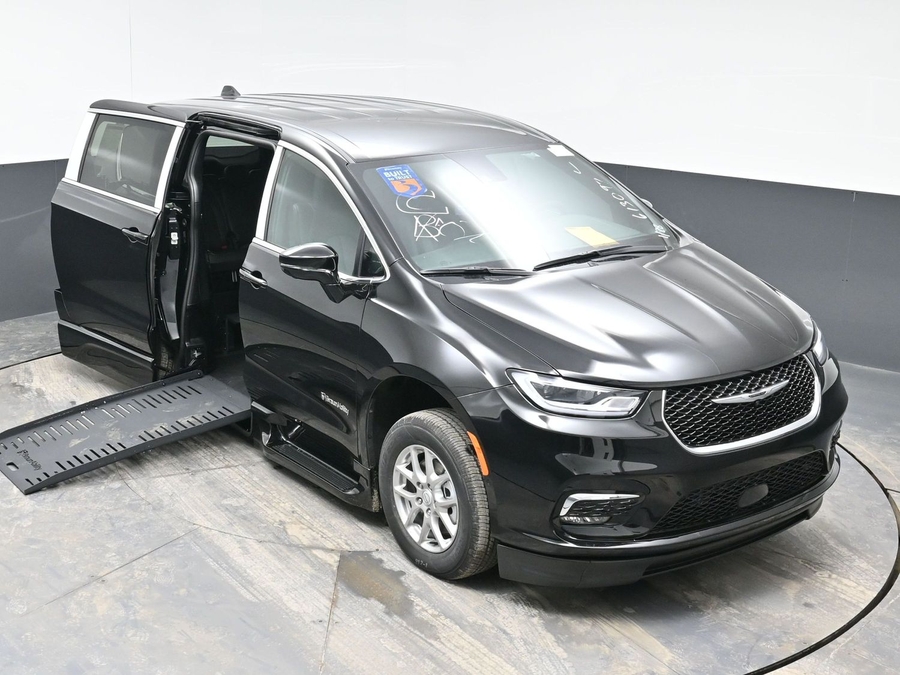 Black Chrysler Pacifica image number 16