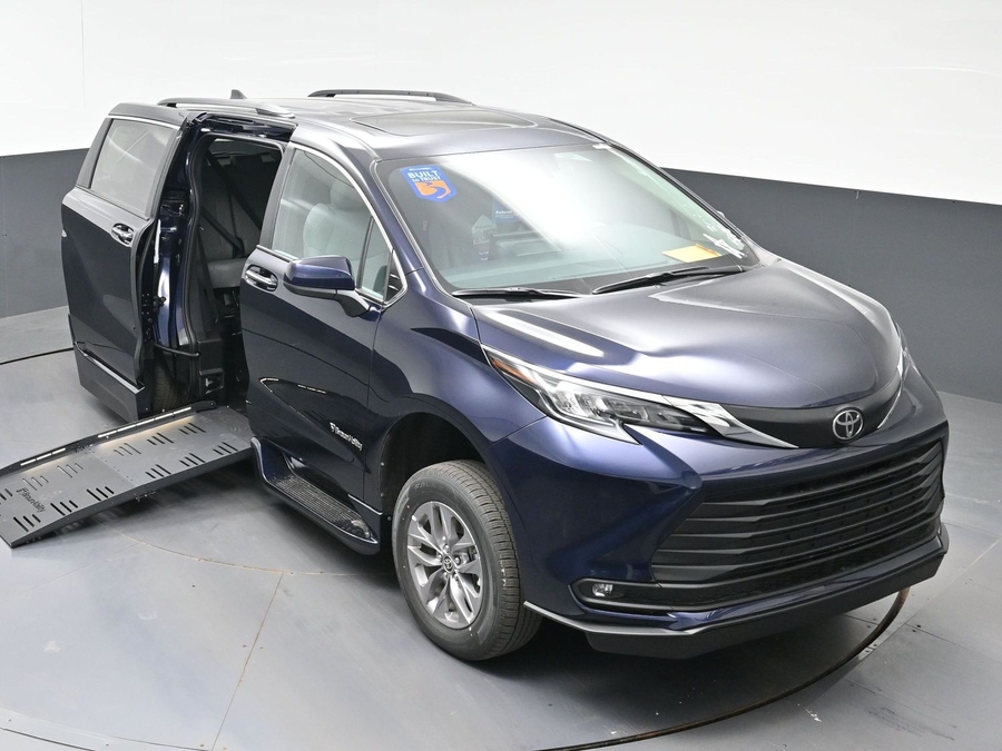 New 2026 Toyota Sienna Hybrid XLE Base - BraunAbility Side Entry Fold Out Automatic Ramp