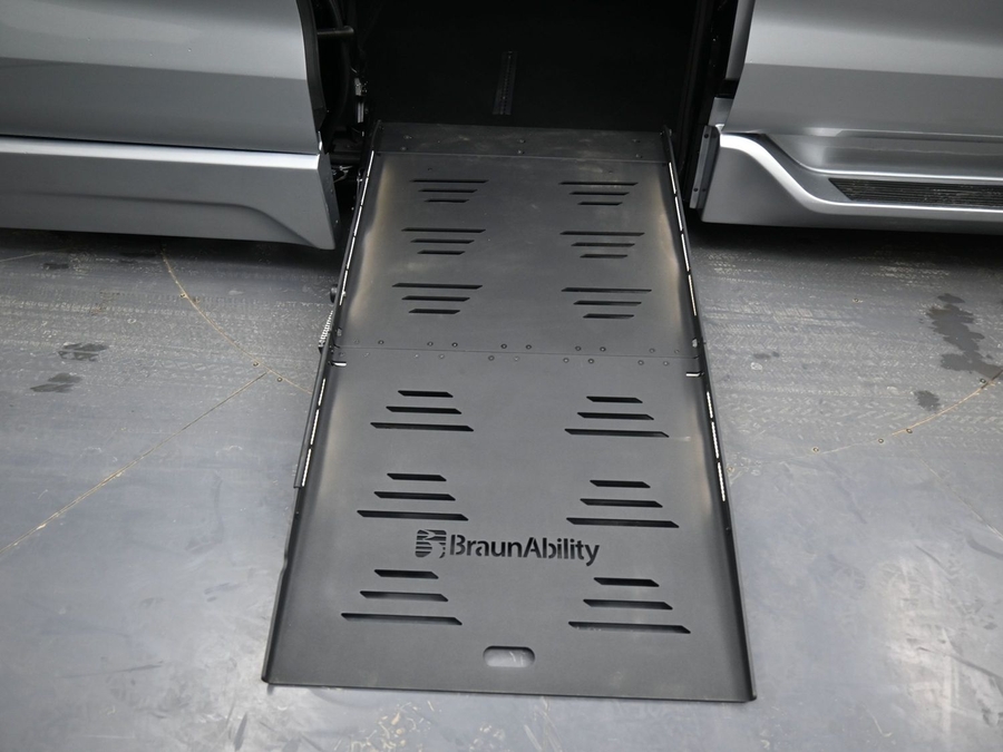 Silver Toyota Sienna image number 15