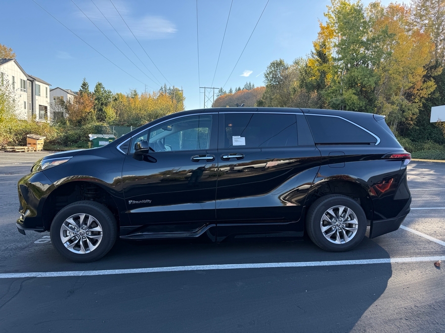 Used 2024 Toyota Sienna Hybrid XLE Base - BraunAbility Side Entry In Floor Automatic Ramp