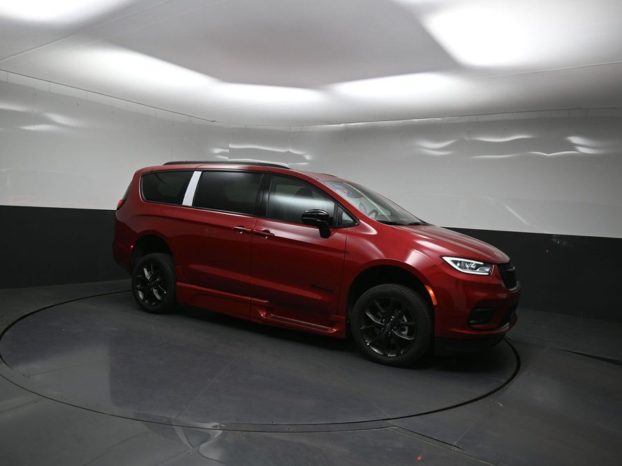 New 2026 Chrysler Pacifica Select Sport - BraunAbility Side Entry Entry In Floor Automatic Ramp