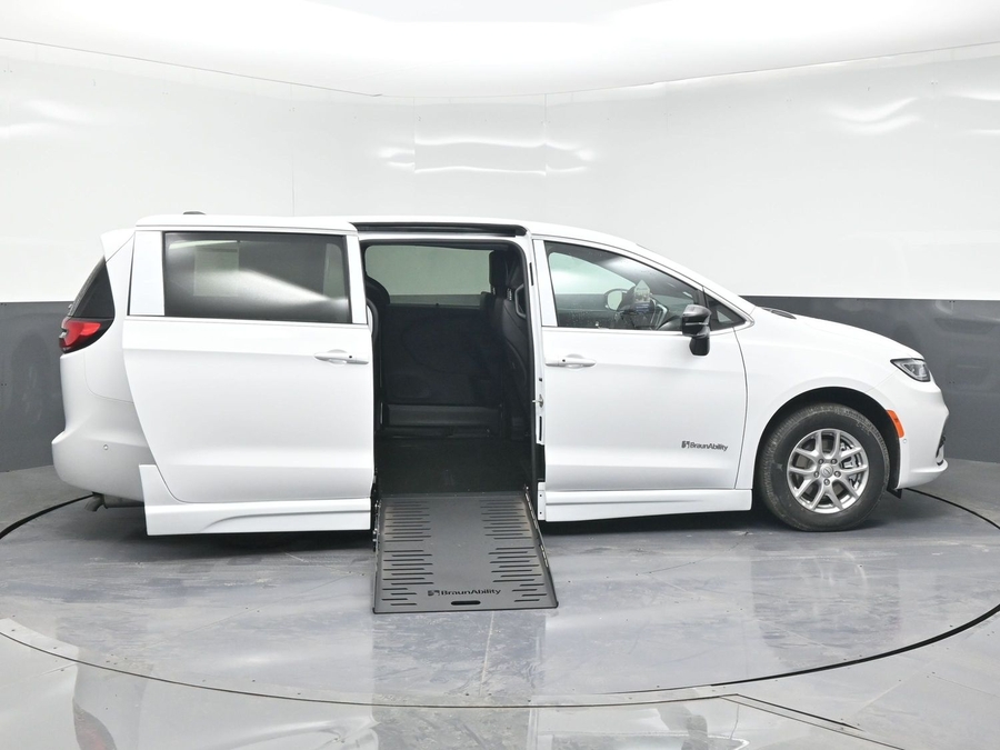 White Chrysler Pacifica image number 7