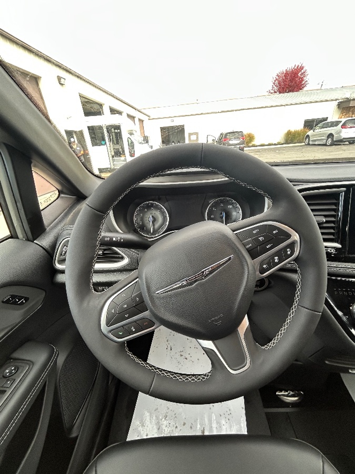 Grey Chrysler Pacifica image number 17