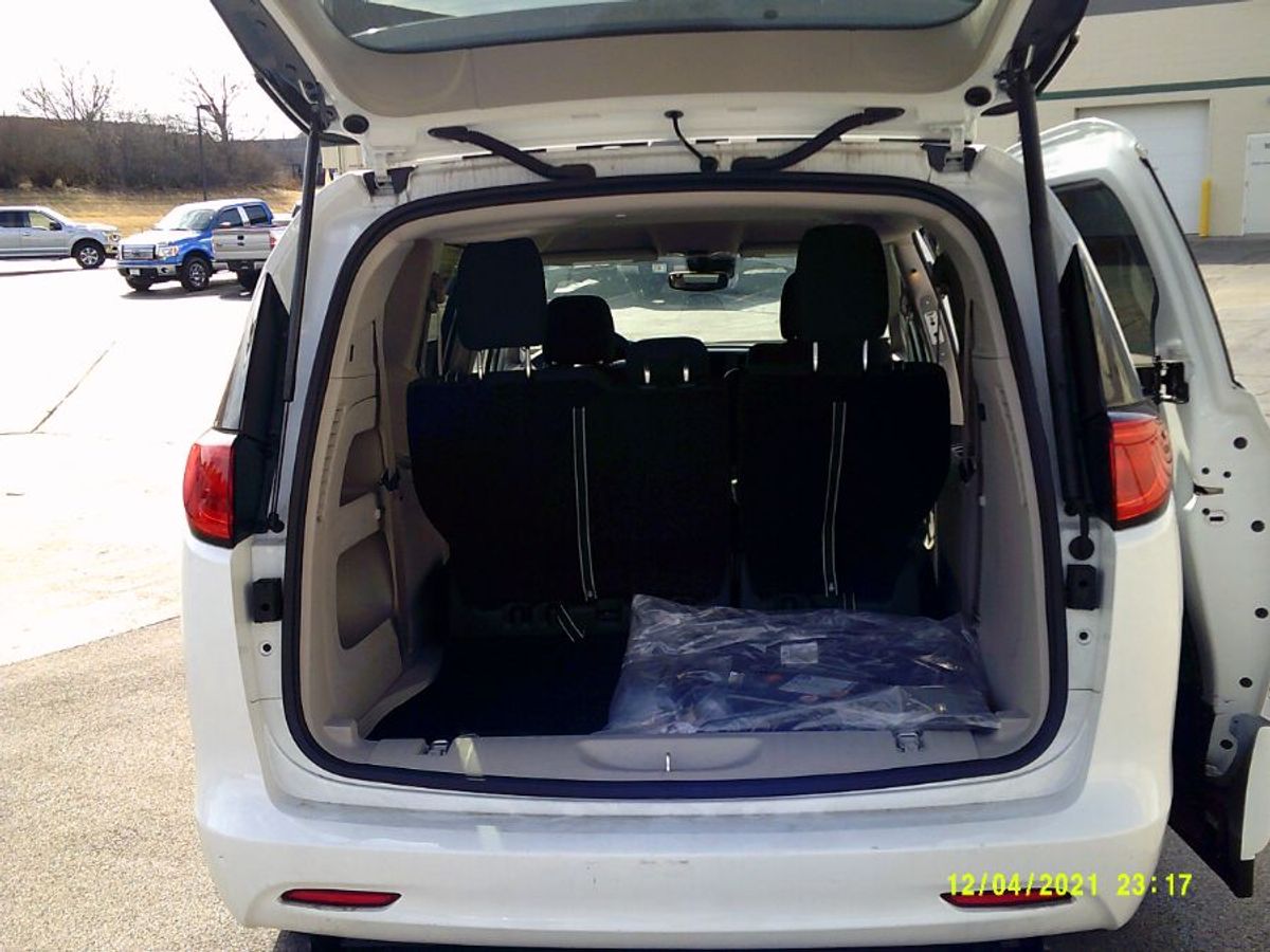 White Chrysler Voyager image number 18