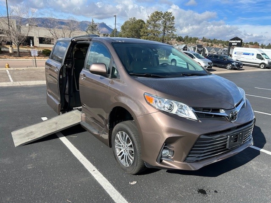 2020 Toyota Sienna XLE's photo