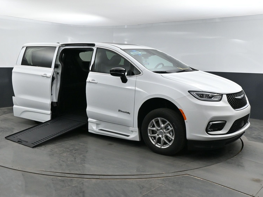 New 2025 Chrysler Pacifica Select Plus - BraunAbility Side Entry Entry In Floor Automatic Ramp