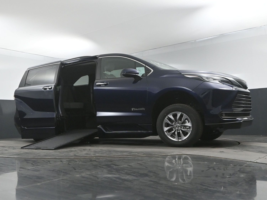 New 2025 Toyota Sienna Hybrid XLE Plus - BraunAbility Side Entry Entry In Floor Automatic Ramp