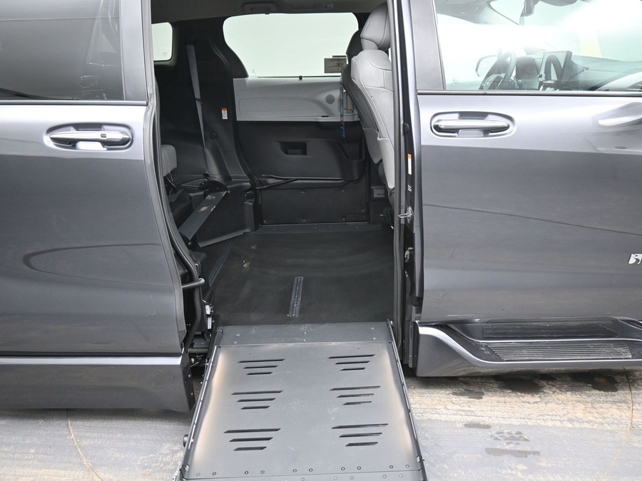 New 2025 Toyota Sienna Hybrid XLE Plus - BraunAbility Side Entry Entry Fold Out Automatic Ramp