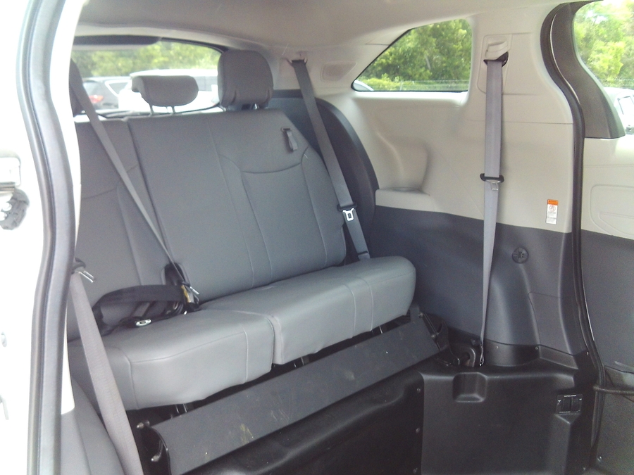 White Toyota Sienna image number 17