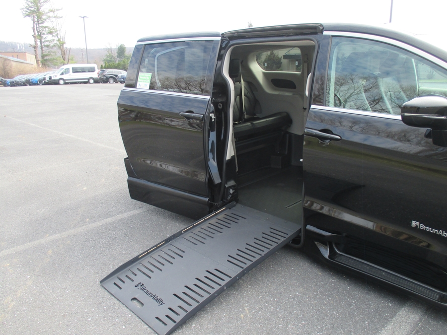 Black Chrysler Pacifica image number 8