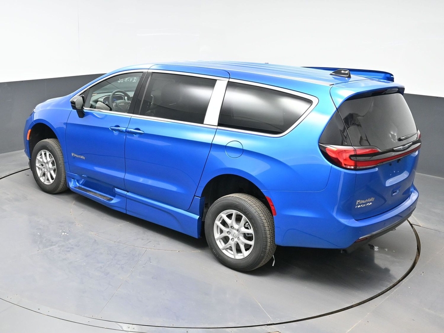 Blue Chrysler Pacifica image number 21