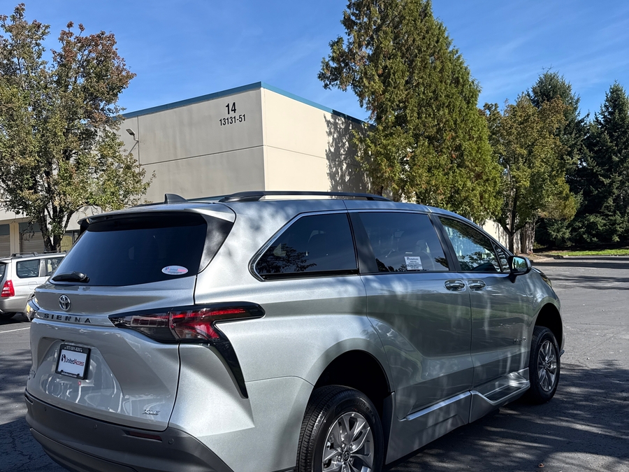 Used 2025 Toyota Sienna Hybrid XLE Plus - BraunAbility Side Entry Fold Out Automatic Ramp