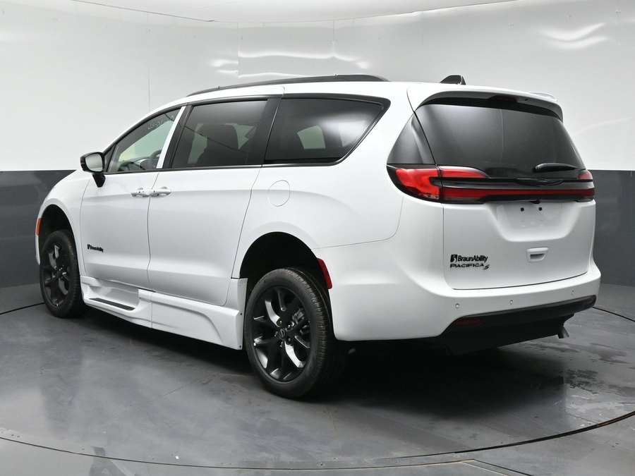 White Chrysler Pacifica image number 4