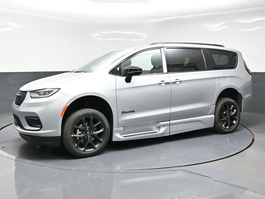 New 2026 Chrysler Pacifica Select Sport - BraunAbility Side Entry Fold Out Automatic Ramp