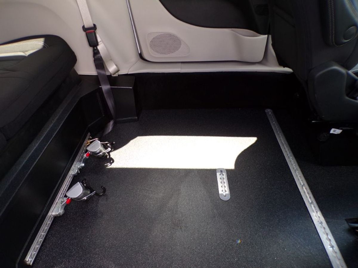 White Chrysler Voyager image number 13