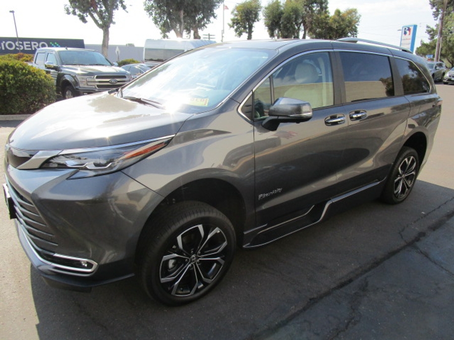 New 2025 Toyota Sienna Hybrid Platinum - BraunAbility Side Entry Entry Fold Out Automatic Ramp