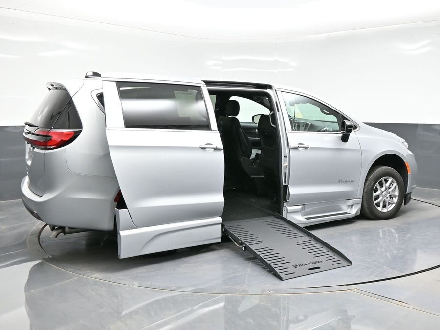 Silver Chrysler Pacifica image number 6