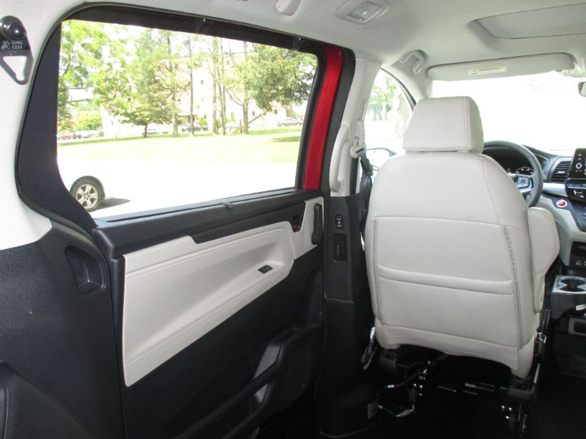 Red Honda Odyssey image number 12