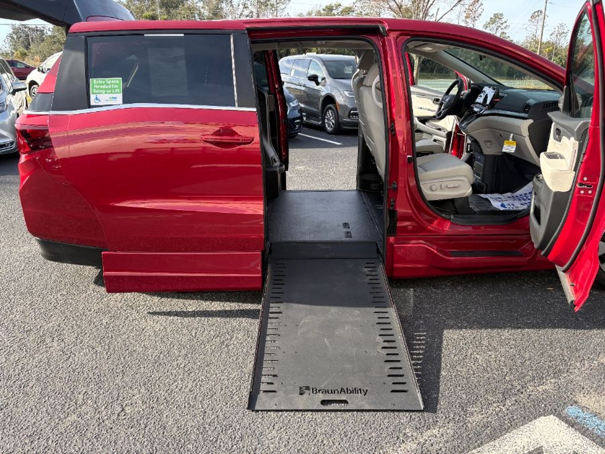 Red Honda Odyssey image number 11