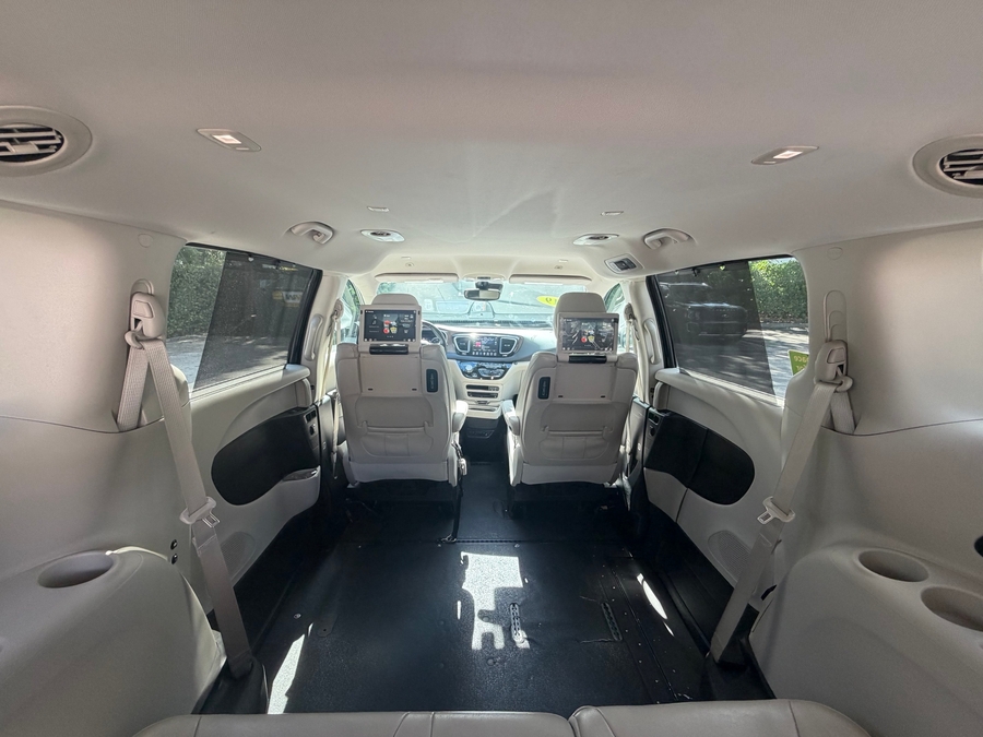 Silver Chrysler Pacifica image number 12